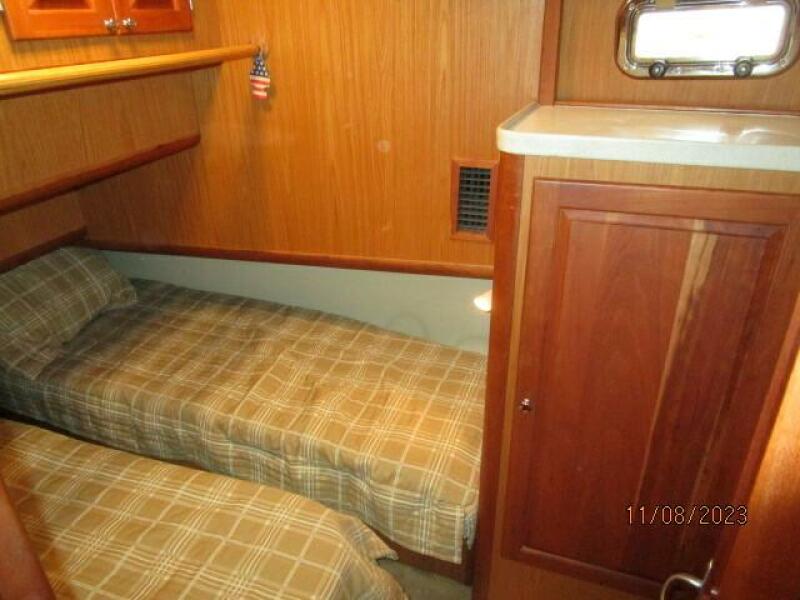 40' Mainship guest stateroom