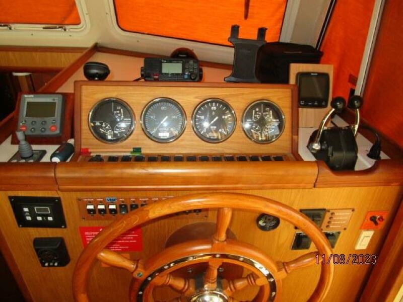 40' Mainship lower helm2