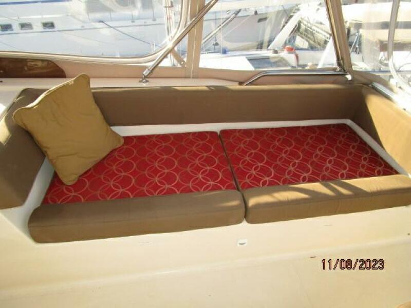 40' Mainship flybridge starboard seating
