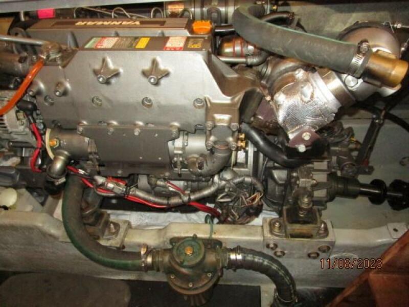40' Mainship starboard main engine1