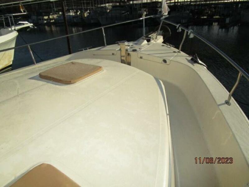 40' Mainship foredeck2