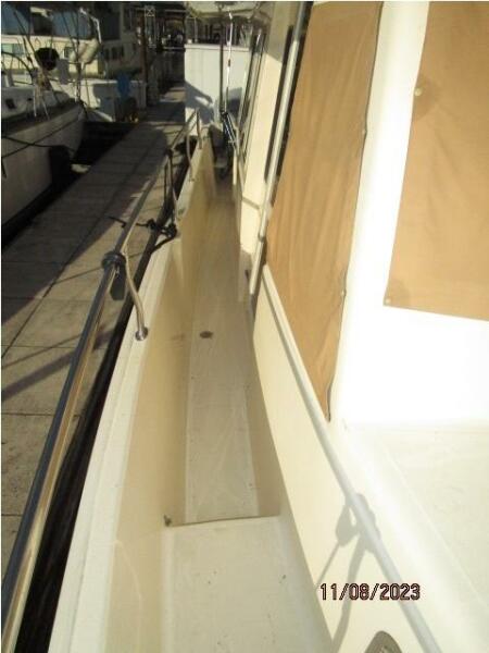 40' Mainship starboard side deck2