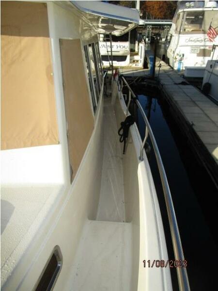 40' Mainship port side deck2