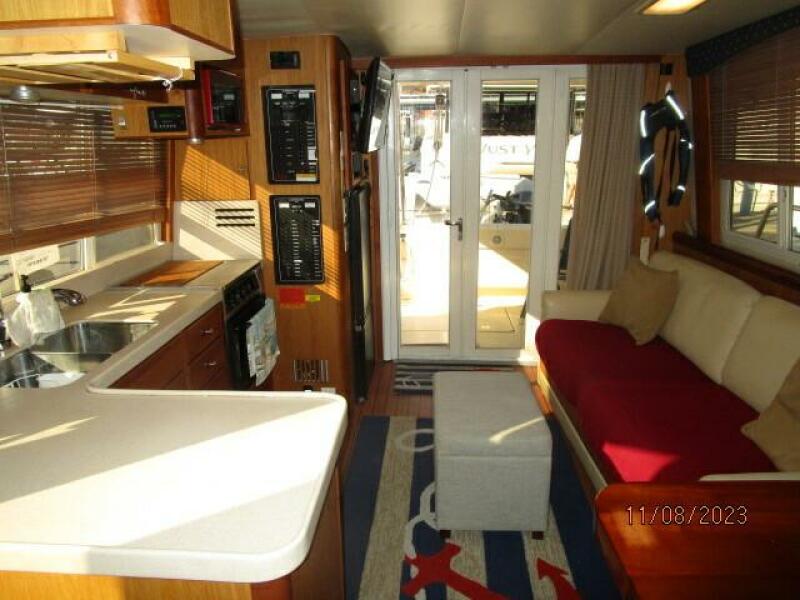 40' Mainship salon aft