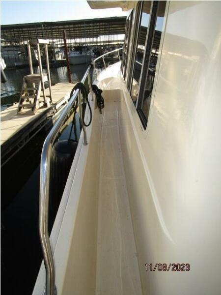 40' Mainship port side deck1