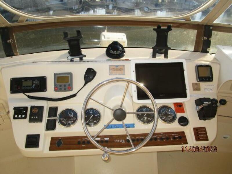 40' Mainship flybridge helm