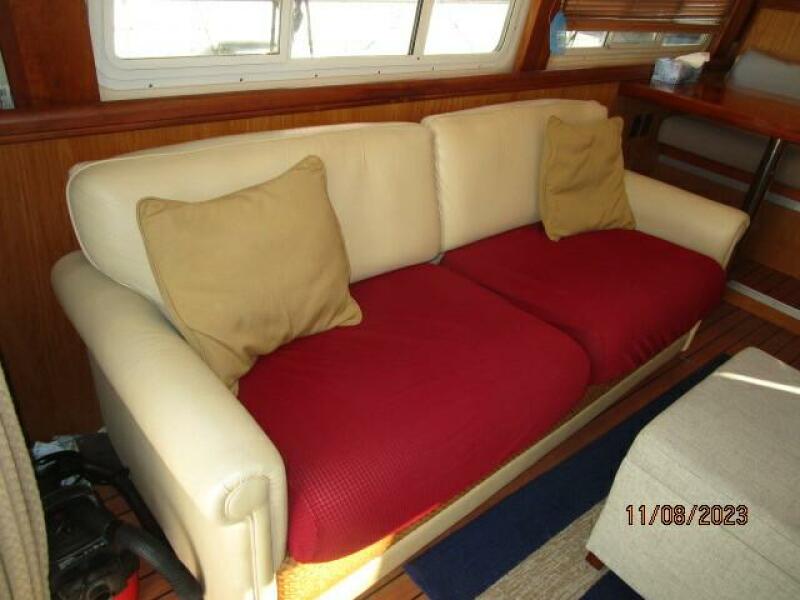 40' Mainship salon seating