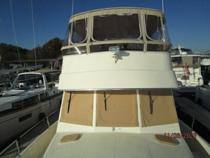 40' Mainship foredeck aft