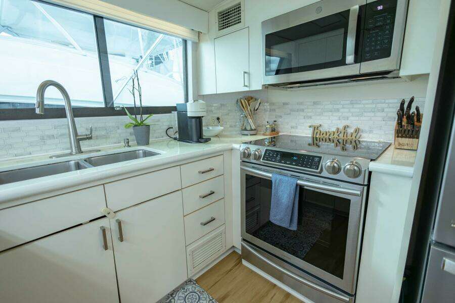 Sea Senor 78ft Hatteras Yacht For Sale