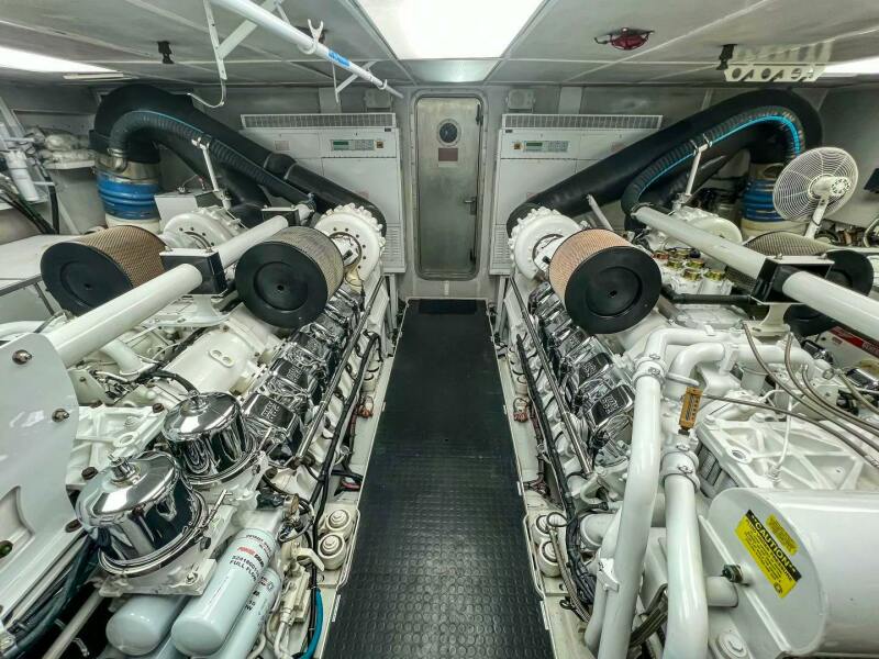 130' 2002 Westport Westport 130