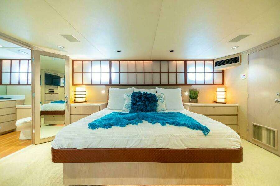 ISLAND TIME 110ft Broward Yacht For Sale