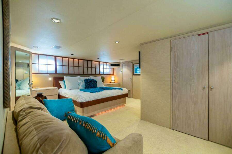 ISLAND TIME 110ft Broward Yacht For Sale