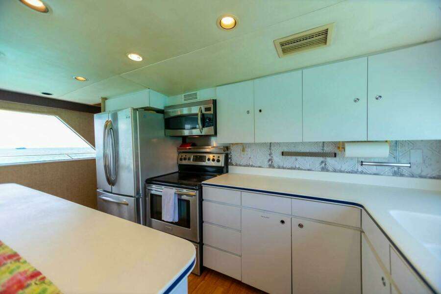 ISLAND TIME 110ft Broward Yacht For Sale