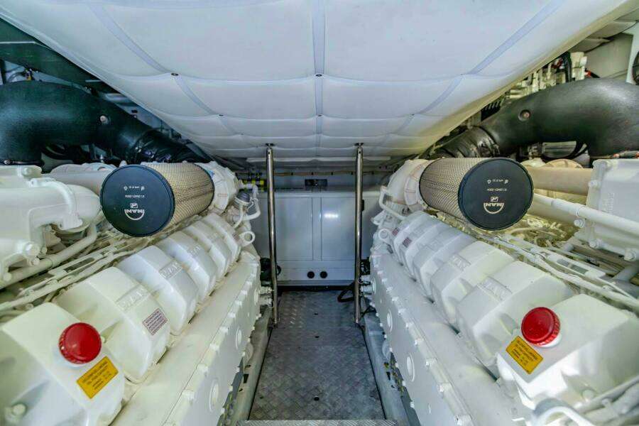 SILVER MISSILE 62ft Pershing Yacht For Sale