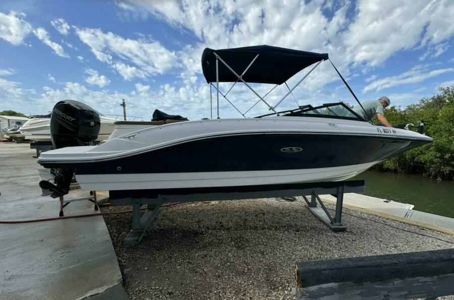 2017 Sea Ray 210 SPX Outboard