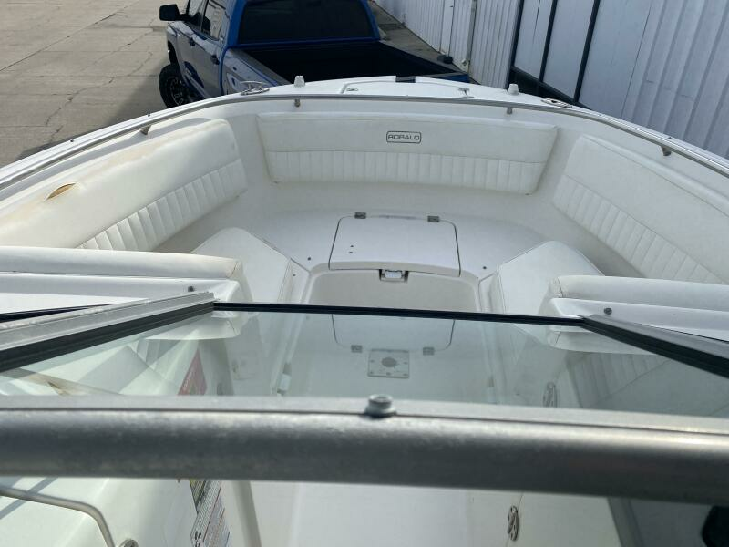 2011 Robalo 