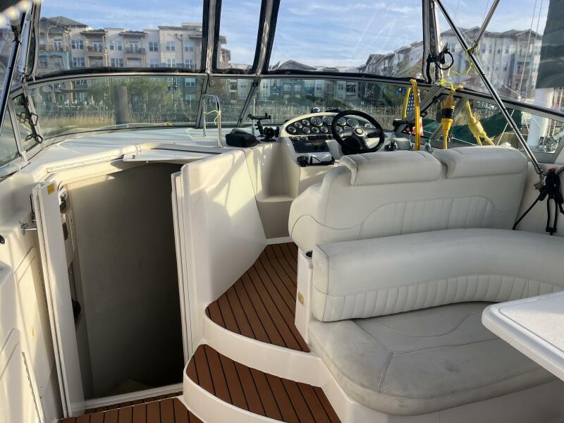 1999 Cruisers Yachts 2870 Rogue