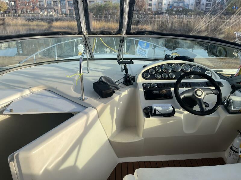 1999 Cruisers Yachts 2870 Rogue