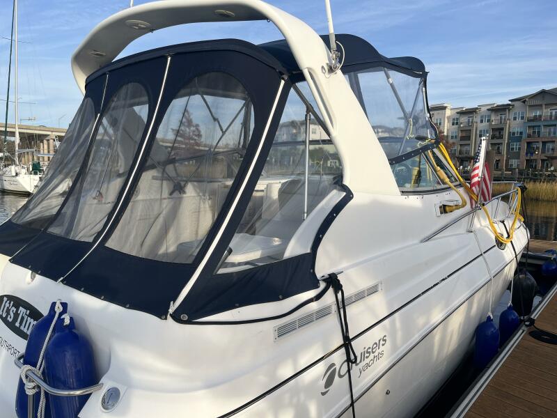 1999 Cruisers Yachts 2870 Rogue