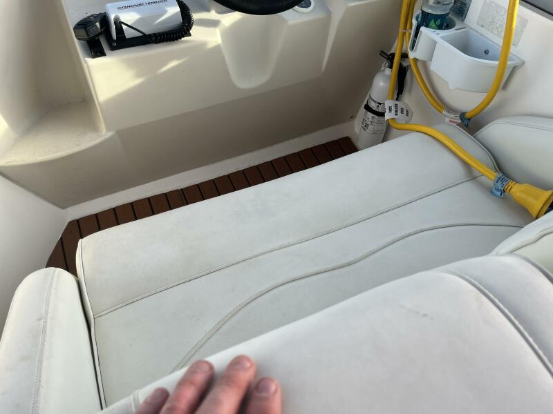 1999 Cruisers Yachts 2870 Rogue