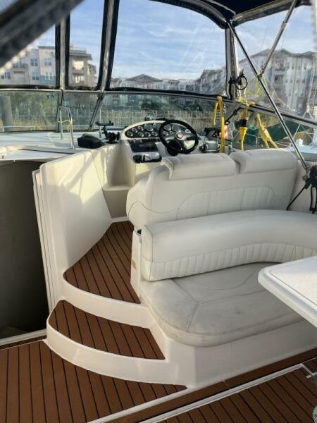 1999 Cruisers Yachts 2870 Rogue