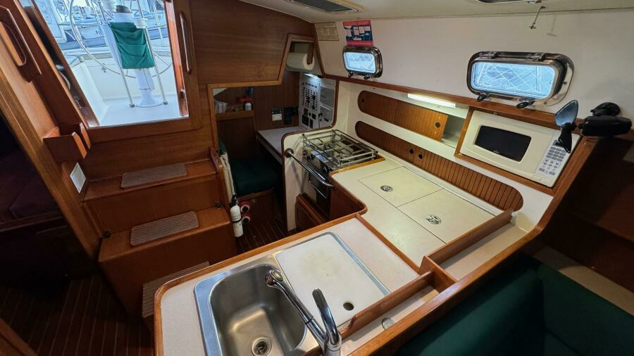 21 1996 Caliber 40 LRC Galley View