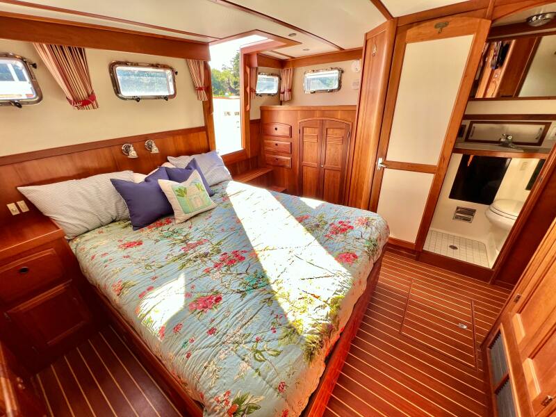 47' 2001 Sabre Sabreline 47