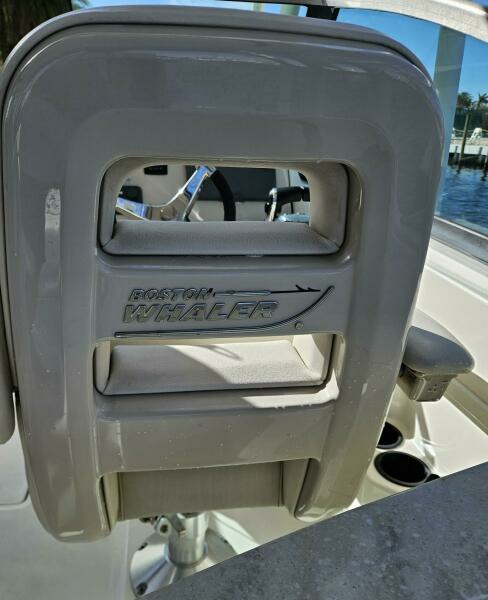 2016 Boston Whaler 270 Vantage