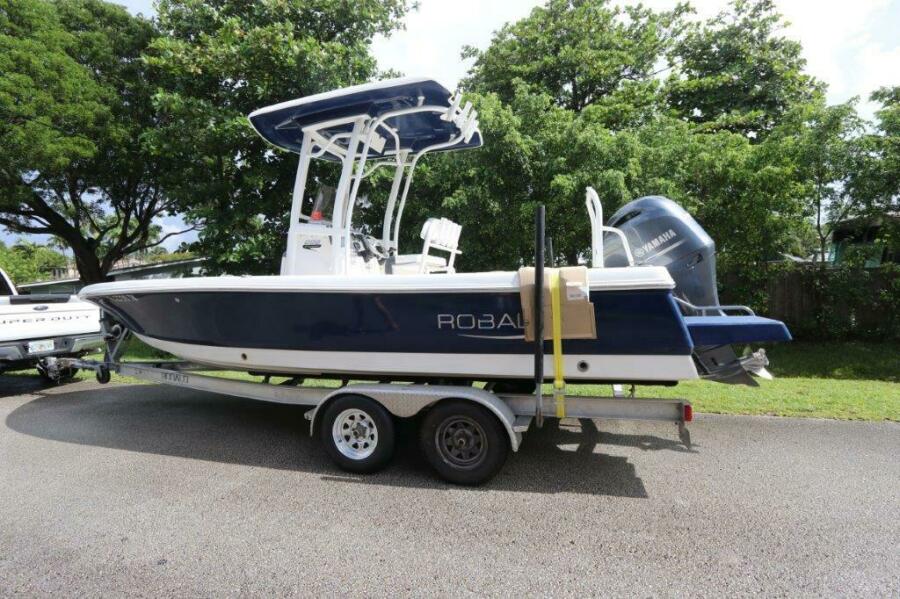 22' 2020 Robalo 226 Cayman