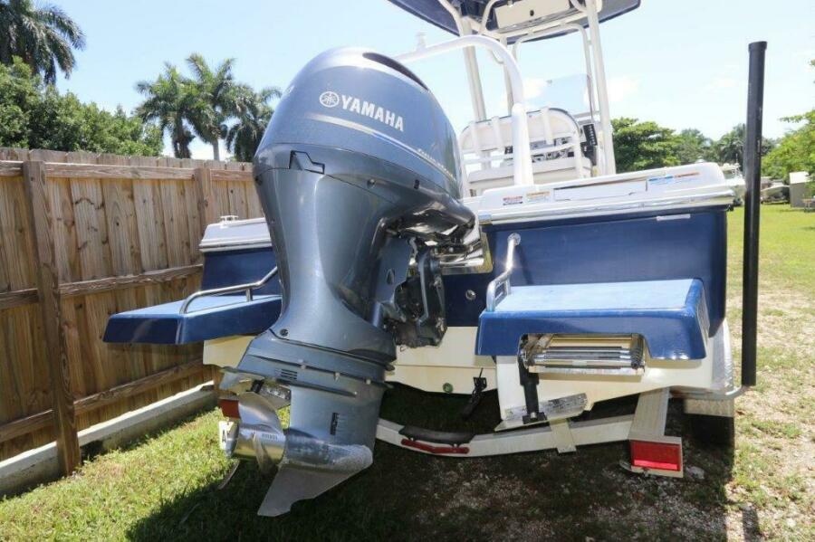 22' 2020 Robalo 226 Cayman