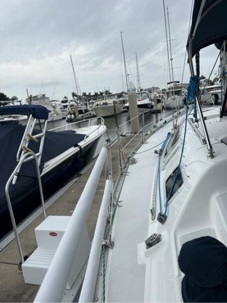 41' Hunter port side deck