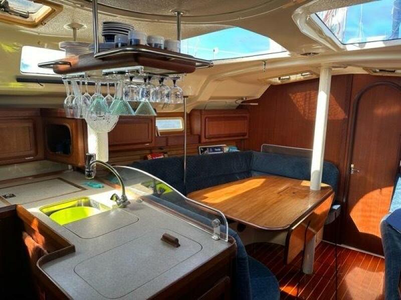 41' Hunter salon port side dining area