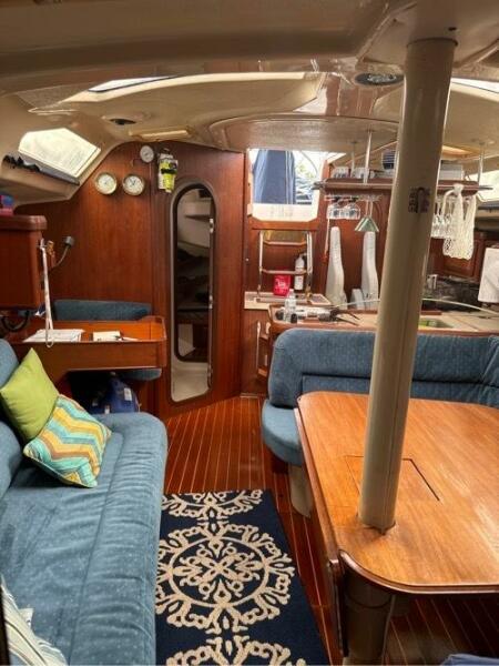 41' Hunter salon, galley, and desk