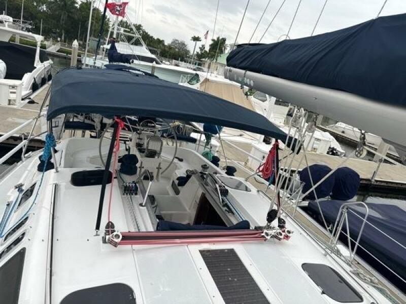 41' Hunter helm with bimini