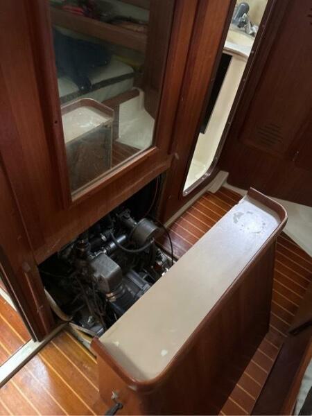 41' Hunter aft cabin Yanmar access open