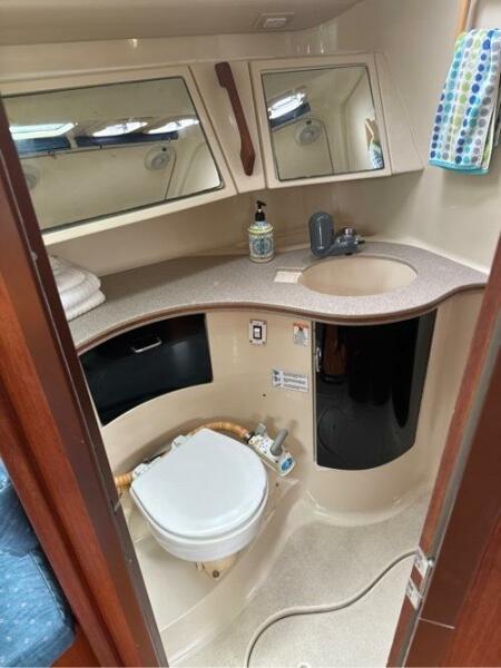 41' Hunter aft head 3