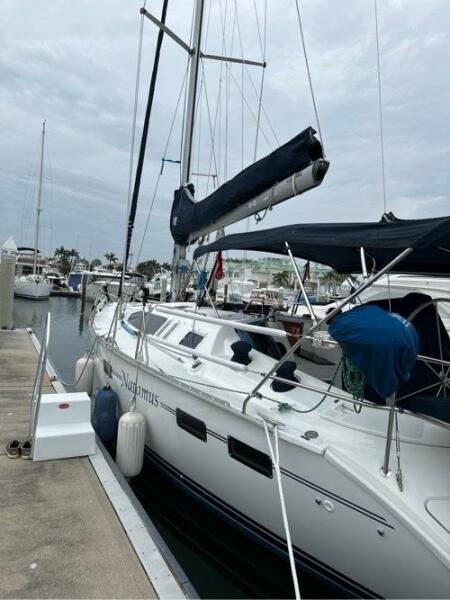 41' Hunter port aft profile