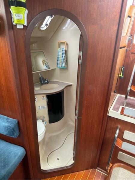 41' Hunter aft head entrance 1