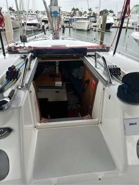 41' Hunter salon entrance