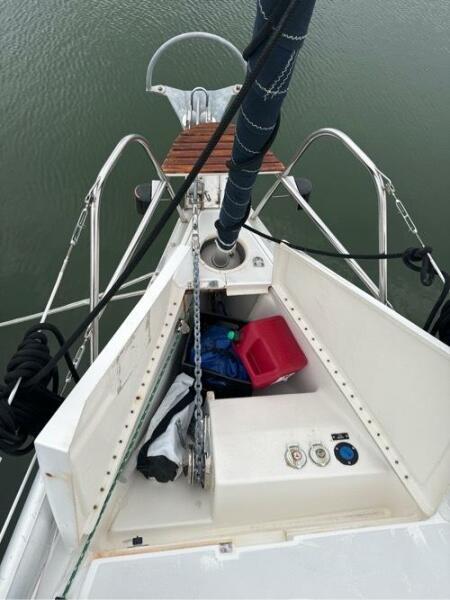 41' Hunter anchor and locker with windlass