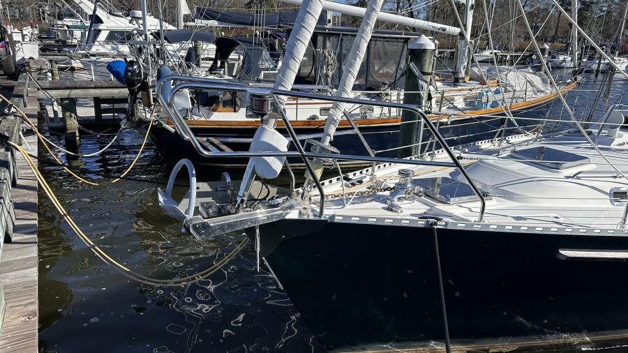 Ext_Bow_with_Anchor_and_Furlers