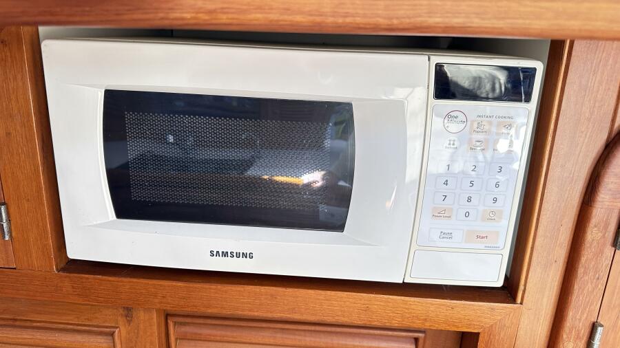 Int_Galley_Microwave
