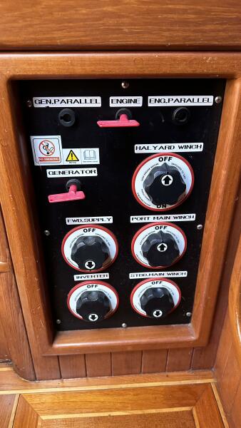 Int_Nav_Station_Controls_Battery_Switches