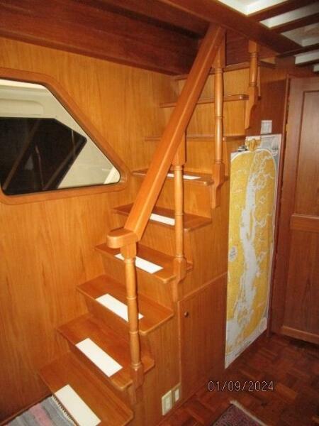 56' DeFever pilothouse-flybridge stairs