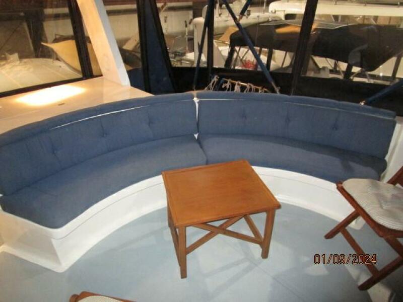 56' DeFever flybridge seating