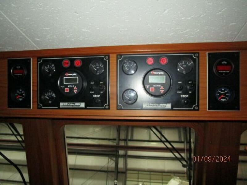 56' DeFever pilothouse electronics