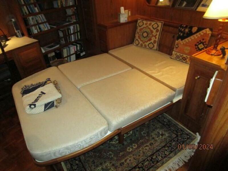 56' DeFever mid guest stateroom berth
