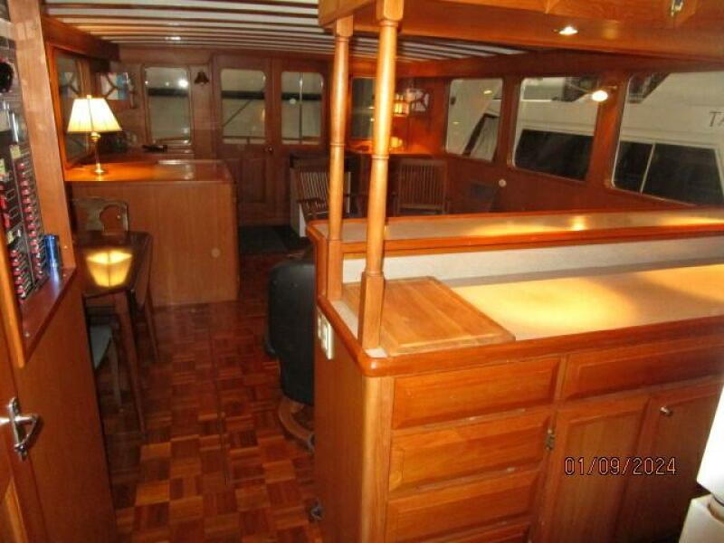 56' DeFever salon aft