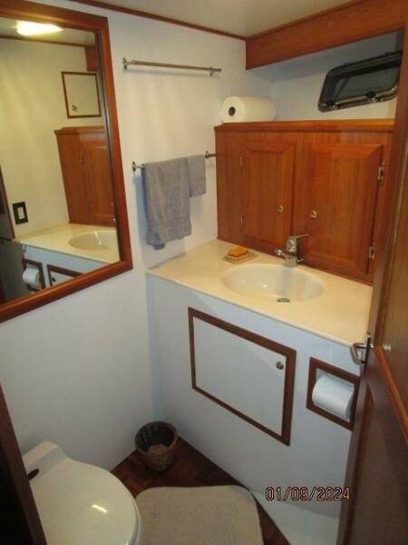 56' DeFever foerward guest stateroom head