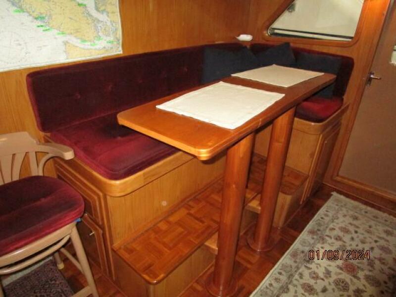 56' DeFever pilothouse seating